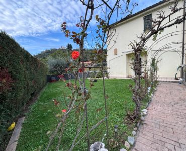 Ortovero villa indipendente per tre lati con giardino taverna garage € 350.000