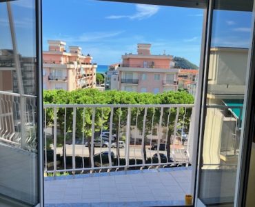 ALBENGA TRILOCALE PIANO QUINTO TERRAZZO VISTA MARE € 232000